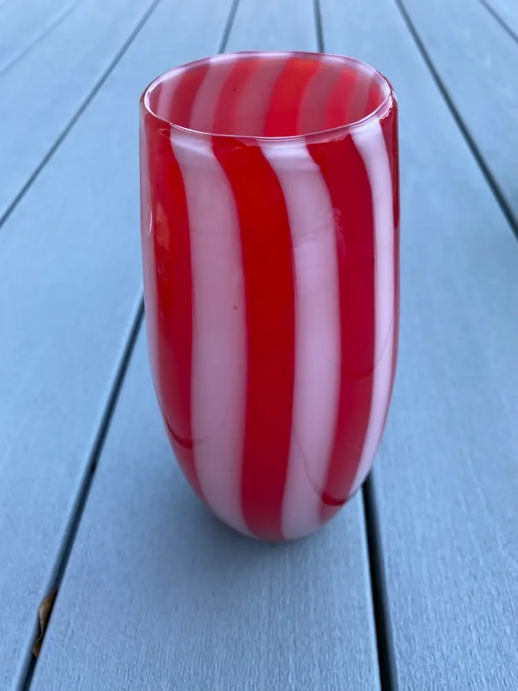 VINTAGE RED AND WHITE PEPPERMINT TWIST GLASS VASE