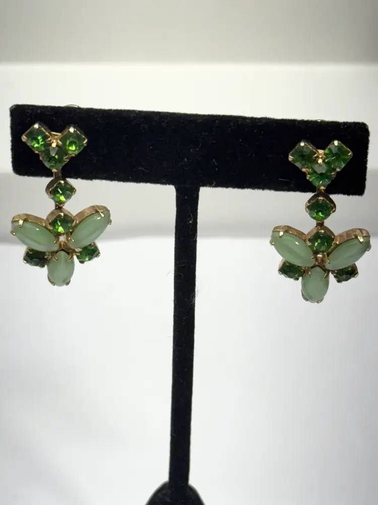 Vintage green glass dangle drop screw back earrings