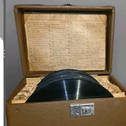Vintage 78 RPM Record Holder Box Case w/ Bundle of Vinyl Records circa 40s 50s
