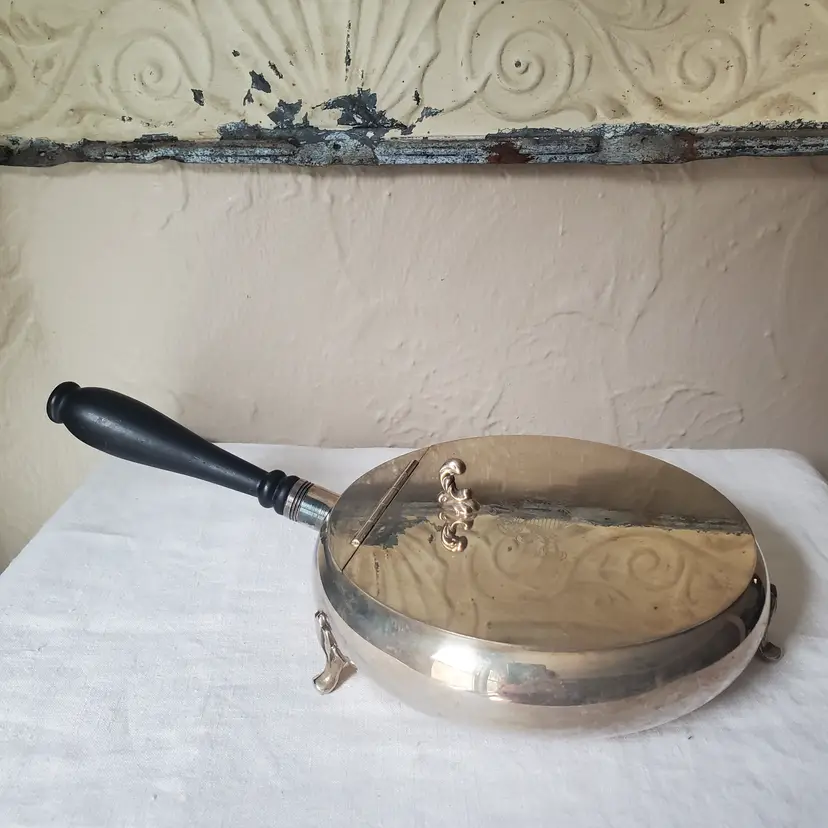 Oneida Silversmiths Silent Butler Crumb Catcher Footed w/Flip Lid