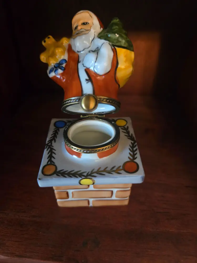 VINTAGE Santa Claus on top of Chimney.  G.R. PEINT MAIN LIMOGES FRANCE TRINKET BOX.  Gerard Ribierre.  FREE SHIPPING USA!