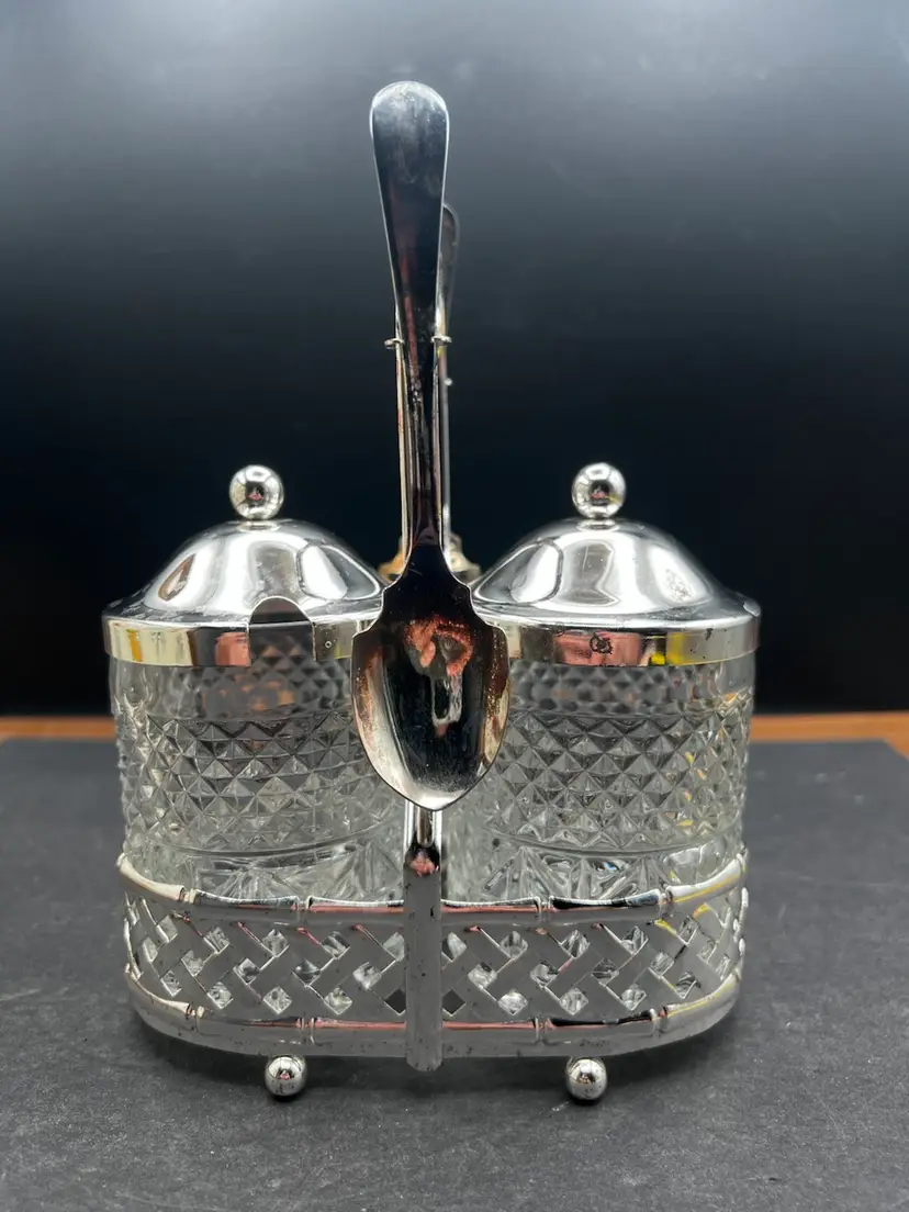 #607B Vintage International Silver Co. Tea & Sugar/Condiment Set In Toleware Carrier
Made In England Spoons Are Marked Silver Plate