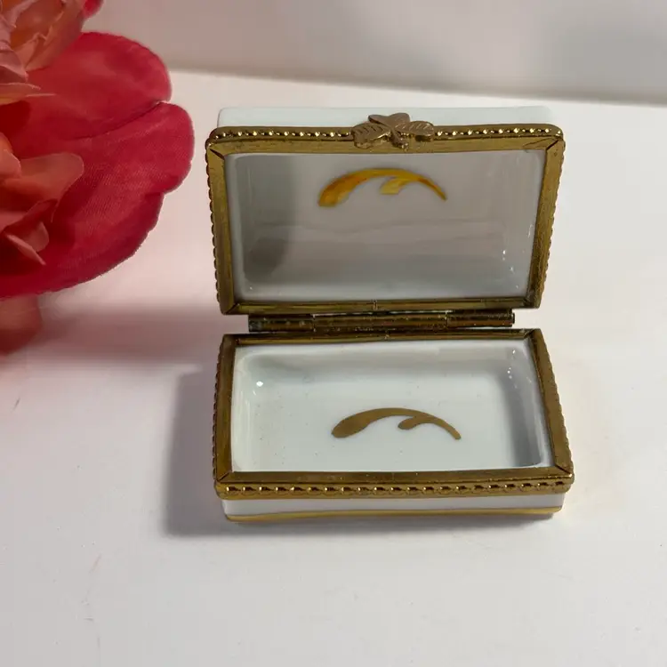 Antique Pill Box White/floral HANDPAINTED porcelain MC PAINT MAIN LIMOGES FRANCE 1920s