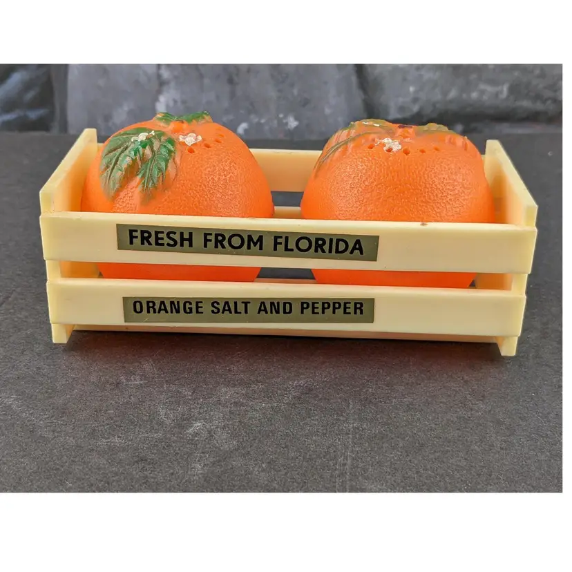 Salt Pepper Shakers Fresh Florida Oranges Plastic Crate 1970s J.M. Fields Fruits