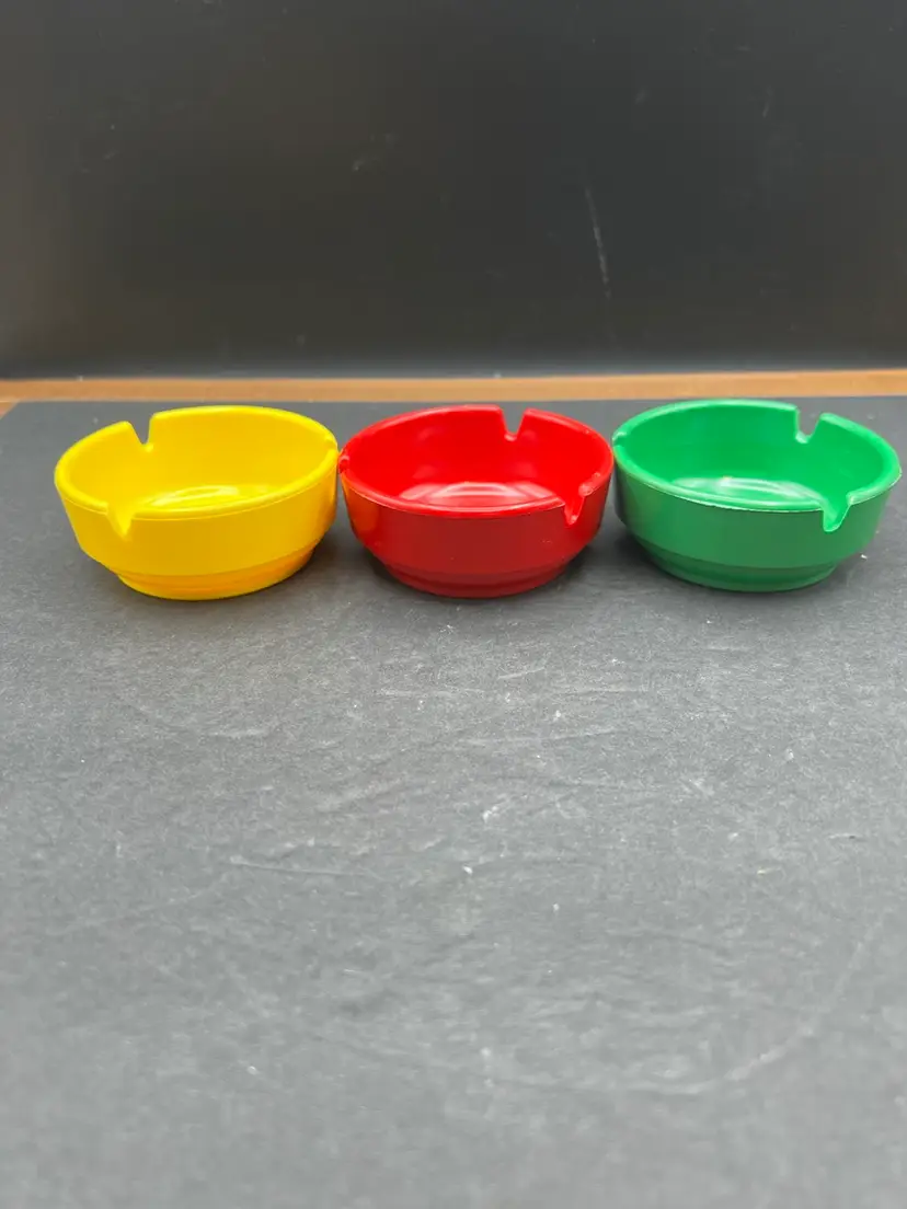 Vintage Nesting Set of 3 Melamine Personal Ashtrays Made In USA
Red, Green And Yellow