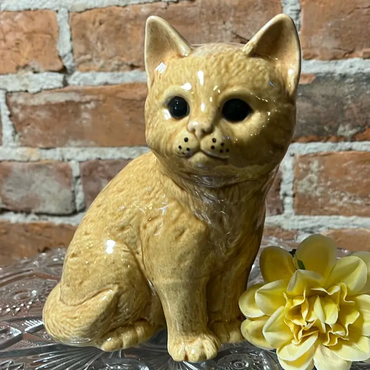 1989 Sitting Cat. Signed. 7 Inches Tall