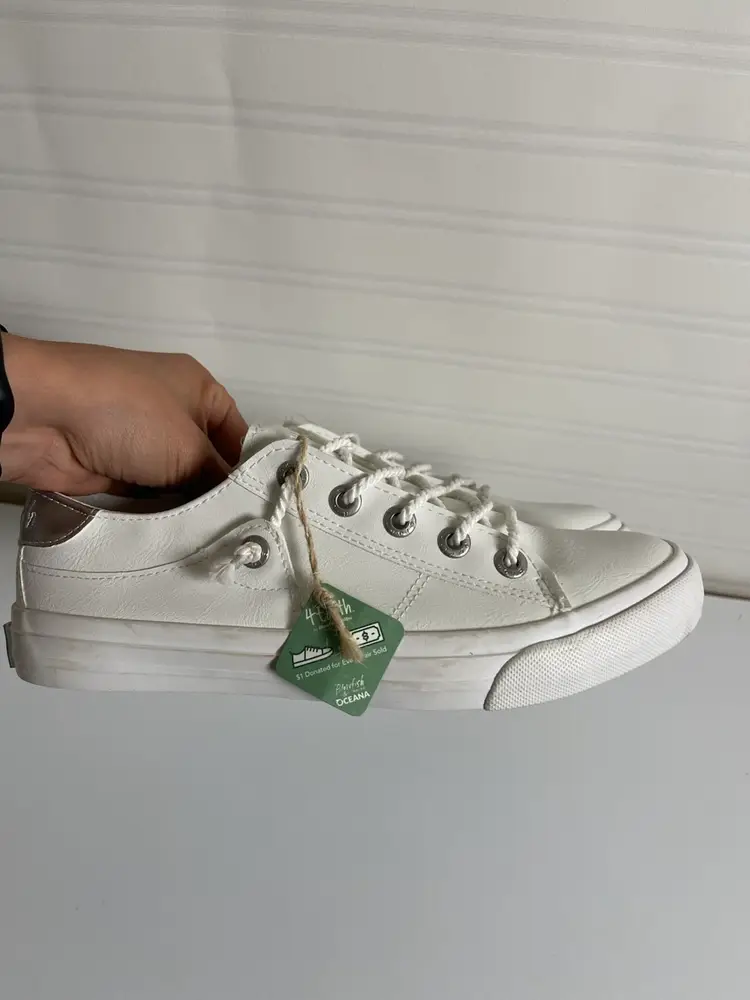 NWT 4 Earth White Blowfish Malibu Martina SlipOn Sneakers 8.5 Quiet Luxury Scand