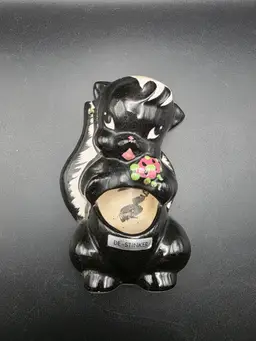 DE-STINKER Skunk Wall Pocket