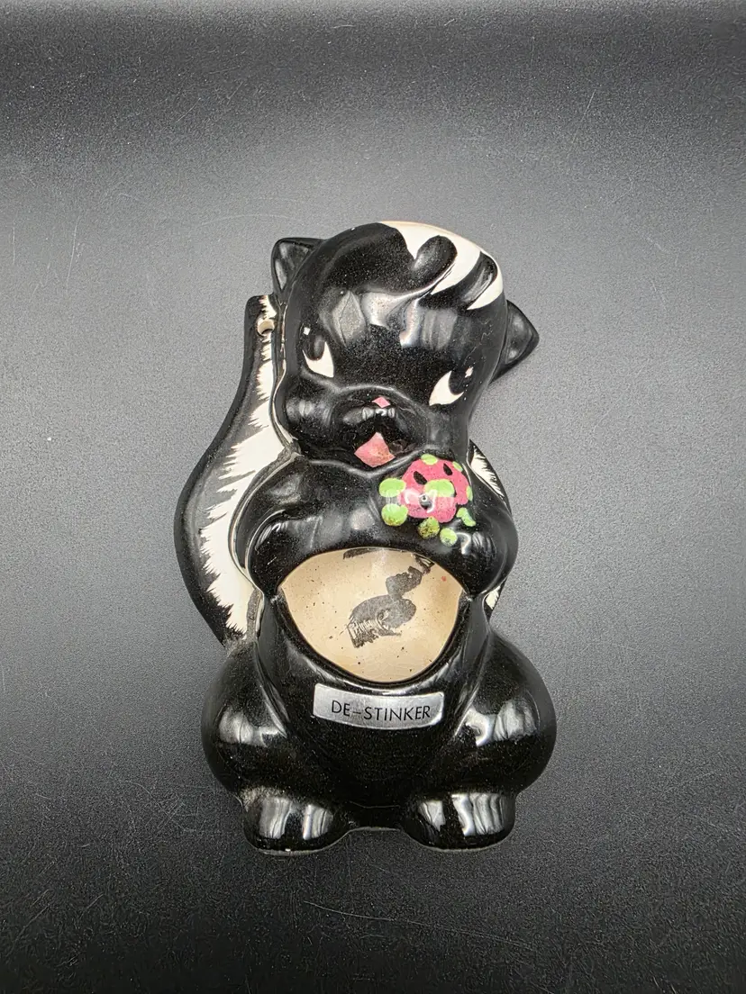 DE-STINKER Skunk Wall Pocket