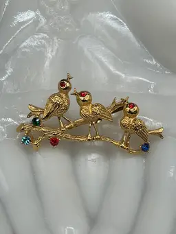 #03 🎉POW: Gerry’s Gold Tone Trio Of Singing Birds On A Branch with Multicolor Stones Brooch 2”🐦
