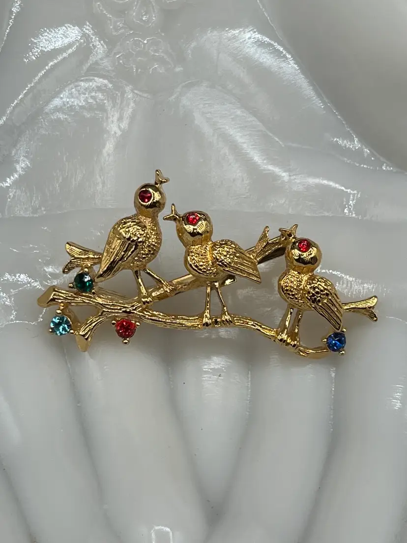 #35 Gerry’s Gold Tone Trio Of Singing Birds On A Branch with Multicolor Stones Brooch 2”🐦