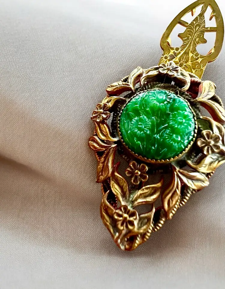 Antique 1920s Art Deco Carved Jadeite (Jade) Gold-Filled Fur / Dress / Shoe Clip