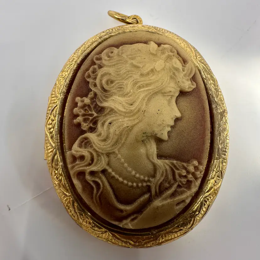 Victorian Shell Cameo Pendant Locket