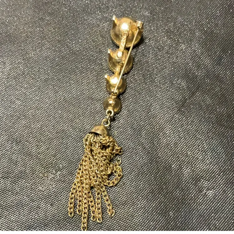 Sarah Coventry Brooch With Pink Stones And Tassel.