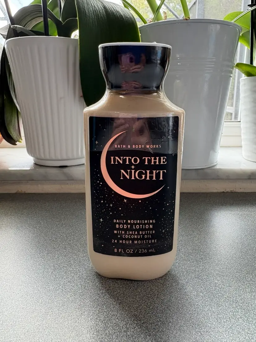 056. Bath & Body Works Into The Night Lotion