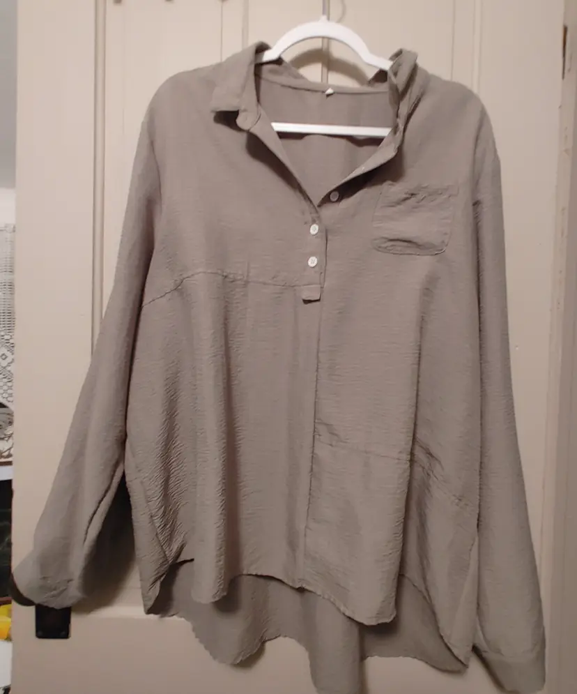 Top- Brand: Unknown. Size 3X. Sage green top. Material- 100% polyester. No callouts.