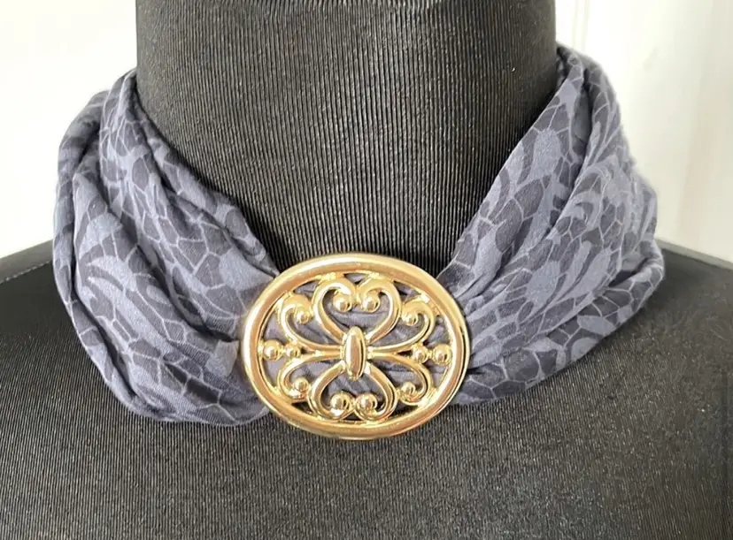 You will love this gold scarf slide/accessory! Can be worn side to side or up and down. Really pretty piece!