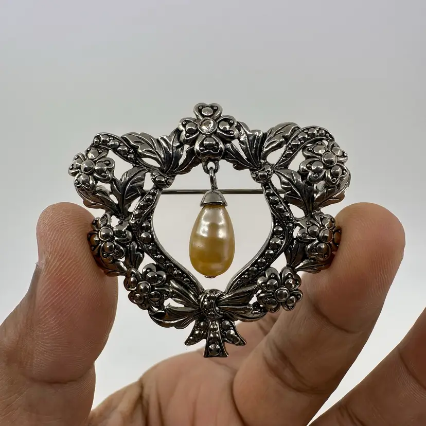 Avon Faux Pearl Heart Brooch Wreath Gold Tone 1990