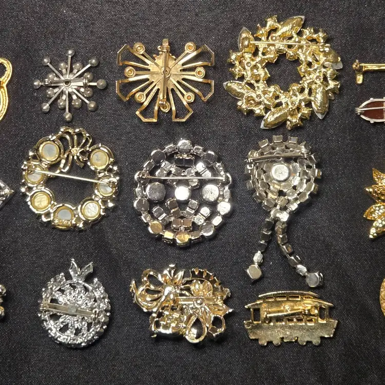 16 Vintage COSTUME JEWELRY BROOCH LOT SILVER and GOLD TONE RHINESTONE GEMS. 1 signed LISNER