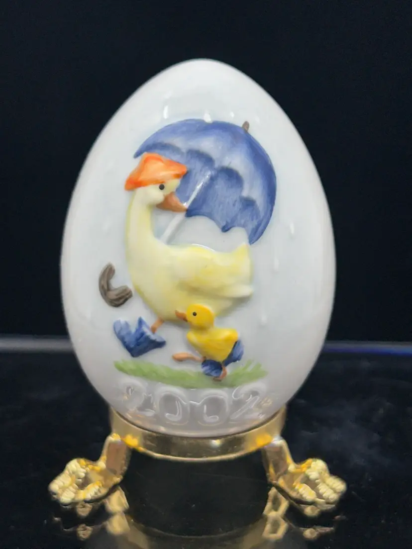 Goebel 25th Edition Annual Egg With Stand 2002 Ducks In The Rain W Umbrella Figurine Easter