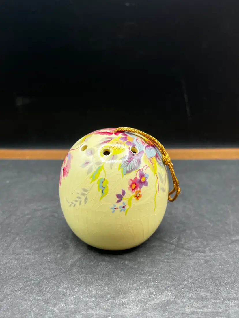 #979B Vintage Ye Olde Ceramic Hanging Ball Pomander Aidees of Torouay Bovey Tracey Devon England