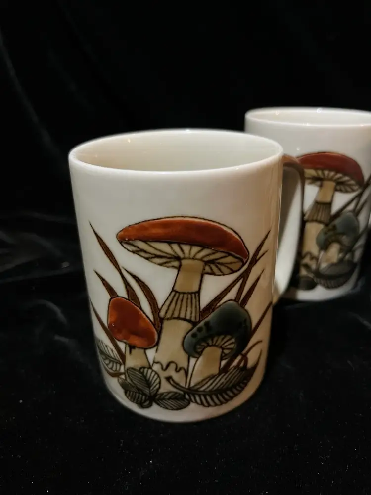 #3289 - MCM Style Mushroom Mugs Set 3