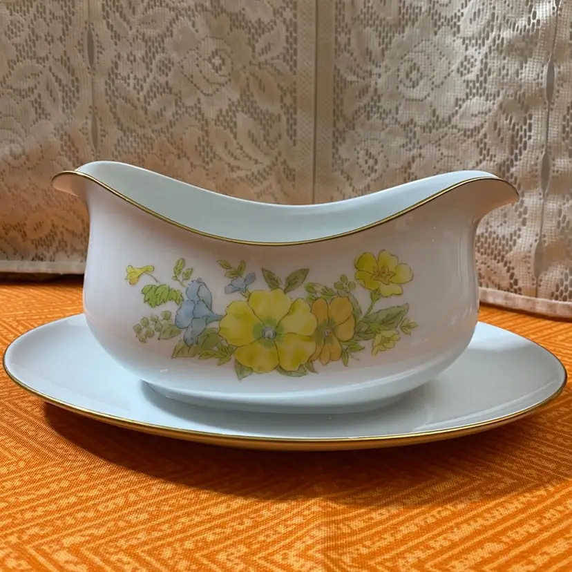 1960’s Japan Ecko International Fine China “SPRING BOUQUET” Sauce / Gravy Boat