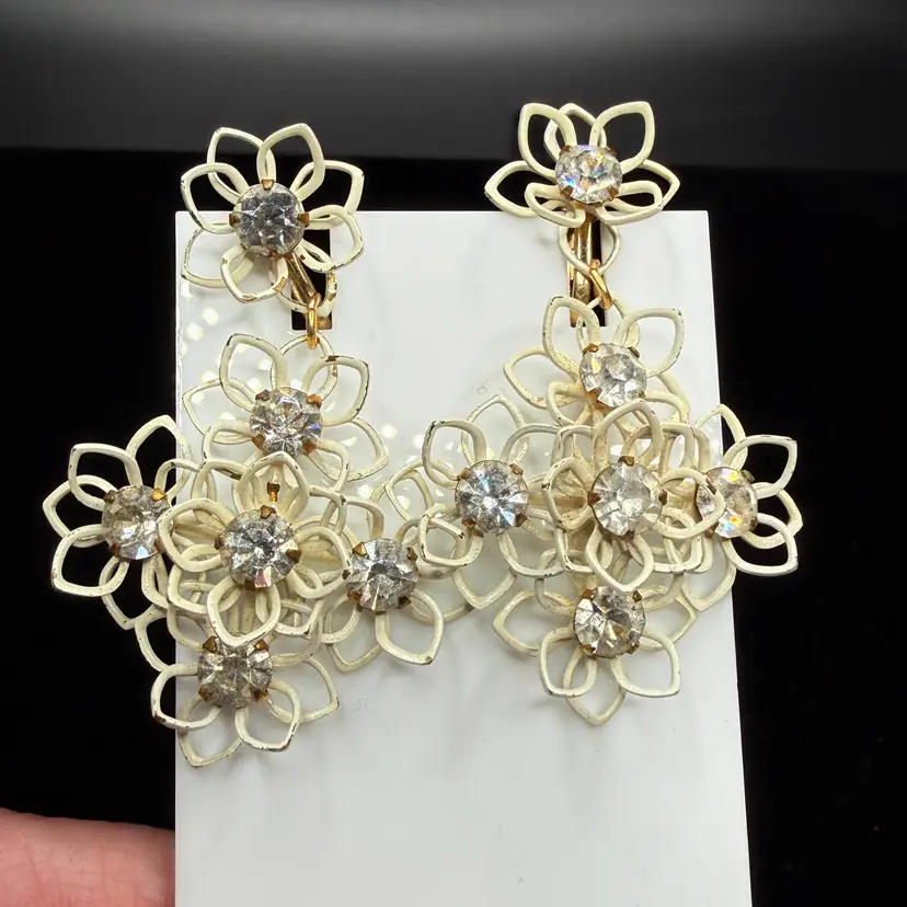 VTG Kramer White Flower & Rhinestone Dangle Drop Gold Tone Screwback Earrings