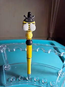 BEEE HAPPY or BZZZ HAPPY