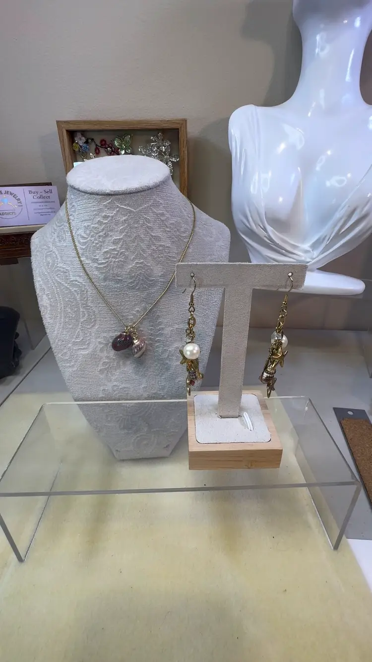 Lovely Paired Necklace & Earring Set 15” Goldtone Chain With 2 Shell Pendants & Pierced Dangle Earrings