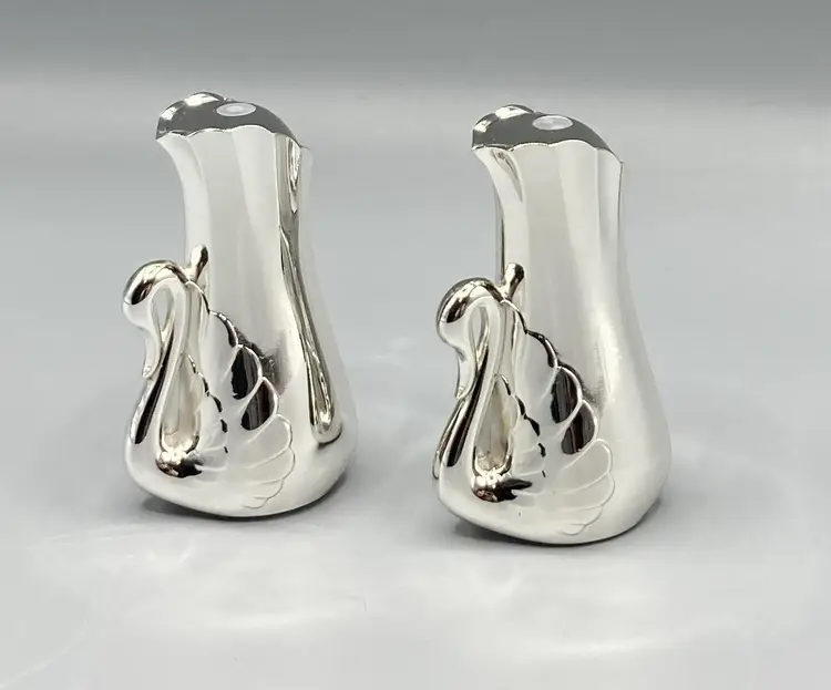 WM Rogers Swan Salt & Pepper Shakers Silver Plated Oneida Silversmiths