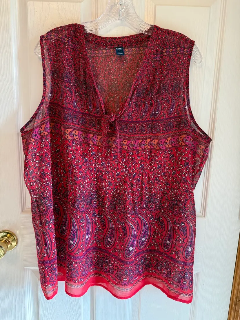 Old Navy Red Sleeveless Tie Front shear Blouse
Size XL