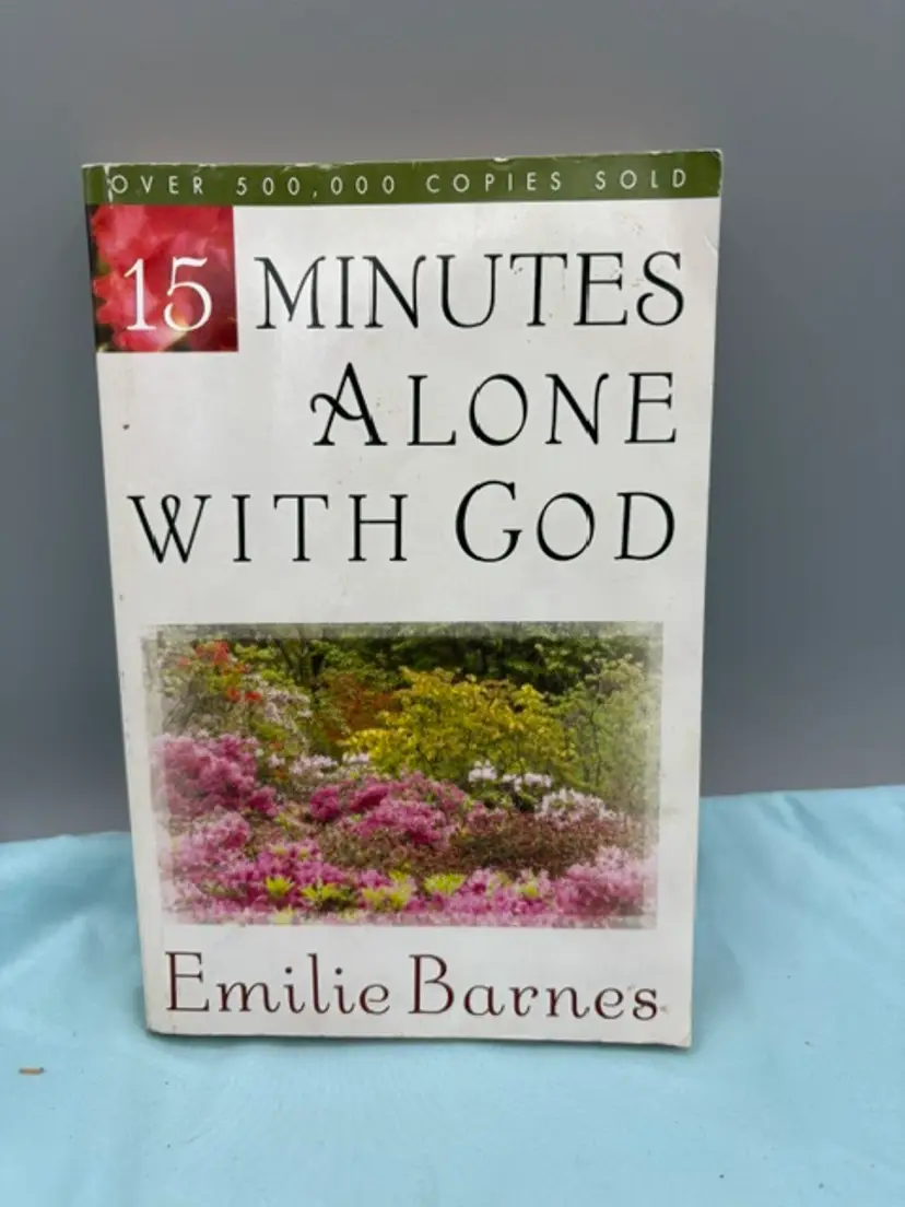 15 Minutes Alone with God by Emilie Barnes (2003, Trade Paperback)..E-8