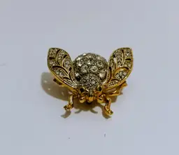 Stunning Little Bee Pin
