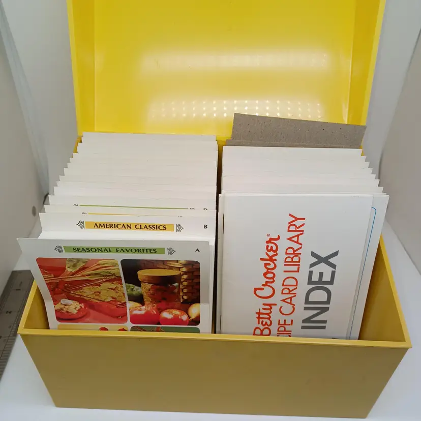 Vintage The Betty Crocker Recipe Card Library with Cards in Original Yellow box