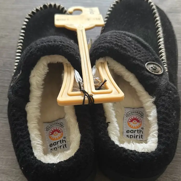 New This is a pair of black Earth Spirit slippers/moccasins Women 5-6