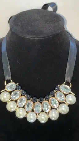 STATEMENT FAUX PEARL & FACETED RHINESTONE NECKLACE