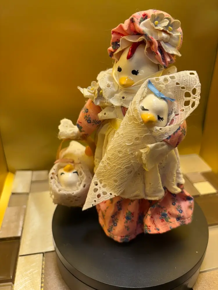 Vintage 1983 Ducky Figurines Moma Hen N Baby’s