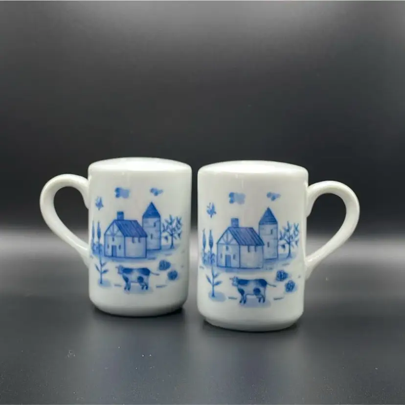 Blue And White Ceramic Farm Cow Chickens Barn Salt Pepper Shakers Kitchenware