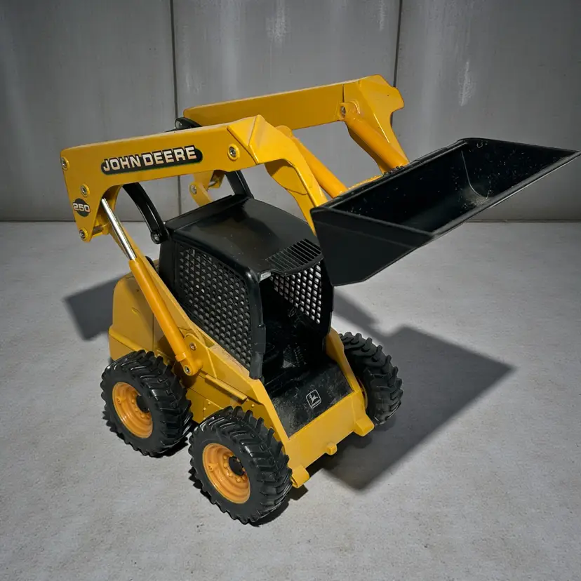 Vintage 2000 Ertl 1:16 John Deere 250 Skid Steer Loader Metal Yellow