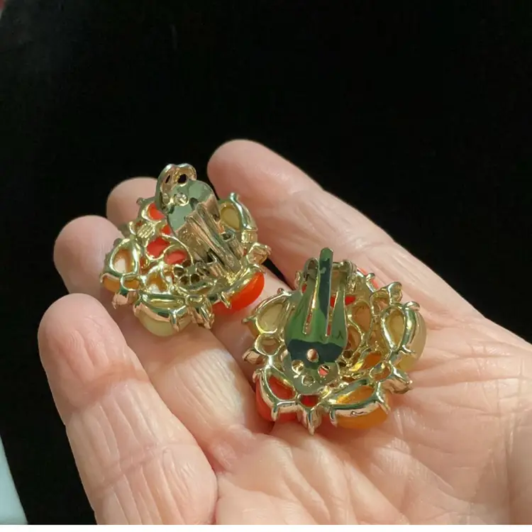 Vintage Goldtone Floral Thermoset Clip On Earrings. Vibrant Colors~ Dark Orange, Light Orange And Cream Color. With A Pearly Shimmer. Light Citrine Color GL Rhinestones . Not Signed But Believed To Be A Unsigned Lisner?