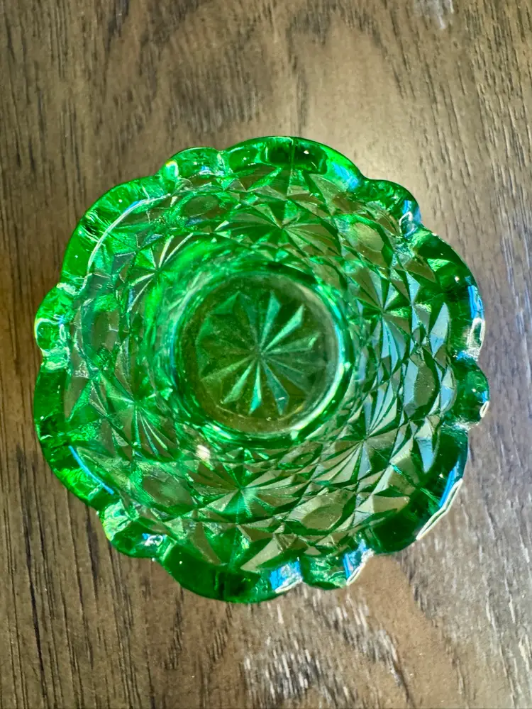 FENTON Green Glass DAISIES & BUTTONS Shaped Vintage TOOTHPICK Holder. 3” tall 2” wide