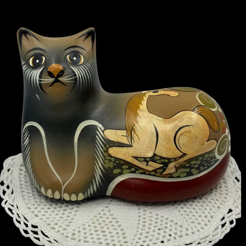 Hand-painted Tonala Regin Mexico vintage folk art ceramic cat figurine.