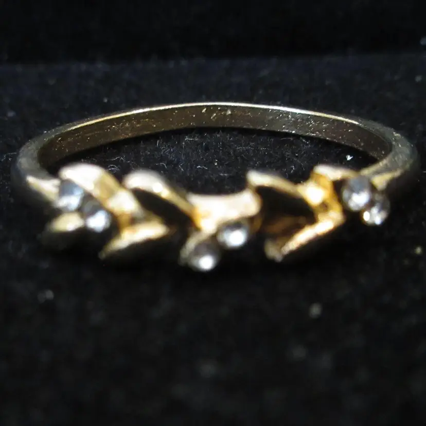 Vintage Gold Tone Metal and Crystal Rhinestone Laurel Wreath Ring - Size 11