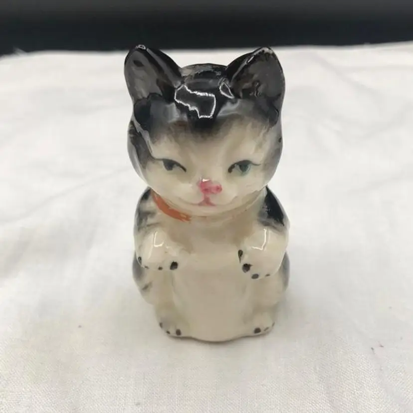 Vintage Sitting Kitty Figurine 3.0"