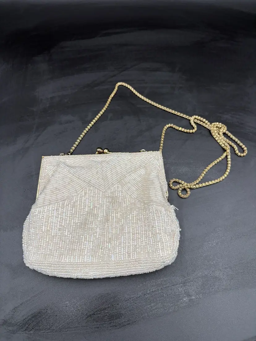075. White Beaded Kiss Lock Evening Purse