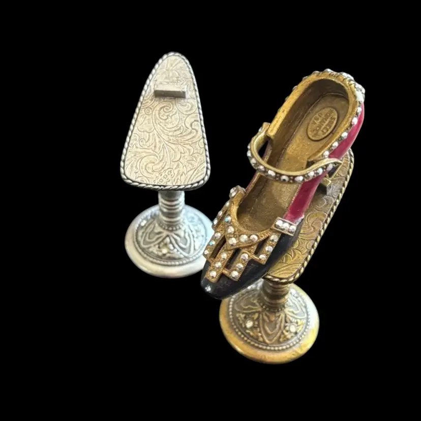 Sweet Romance Shoe And Stands