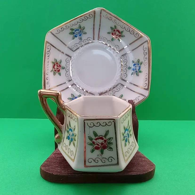 Mini demitasse cup and saucer with stand