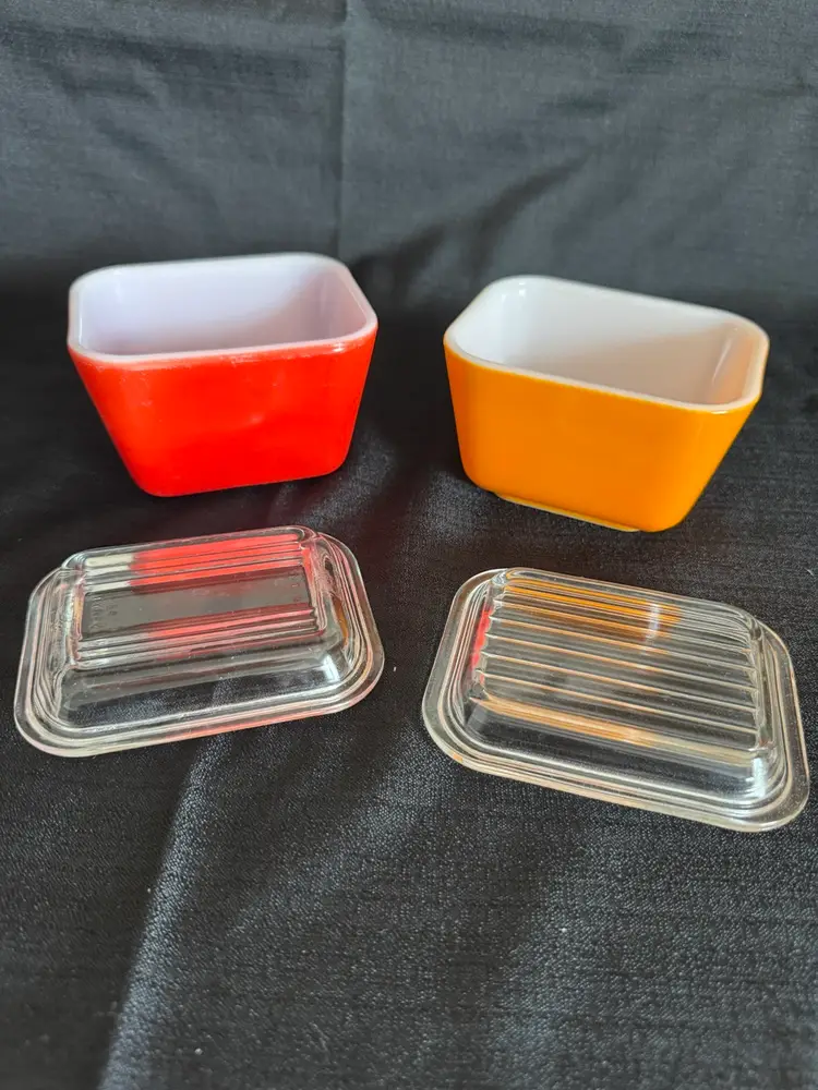 Pyrex #501 Lot Of 2 With Lids