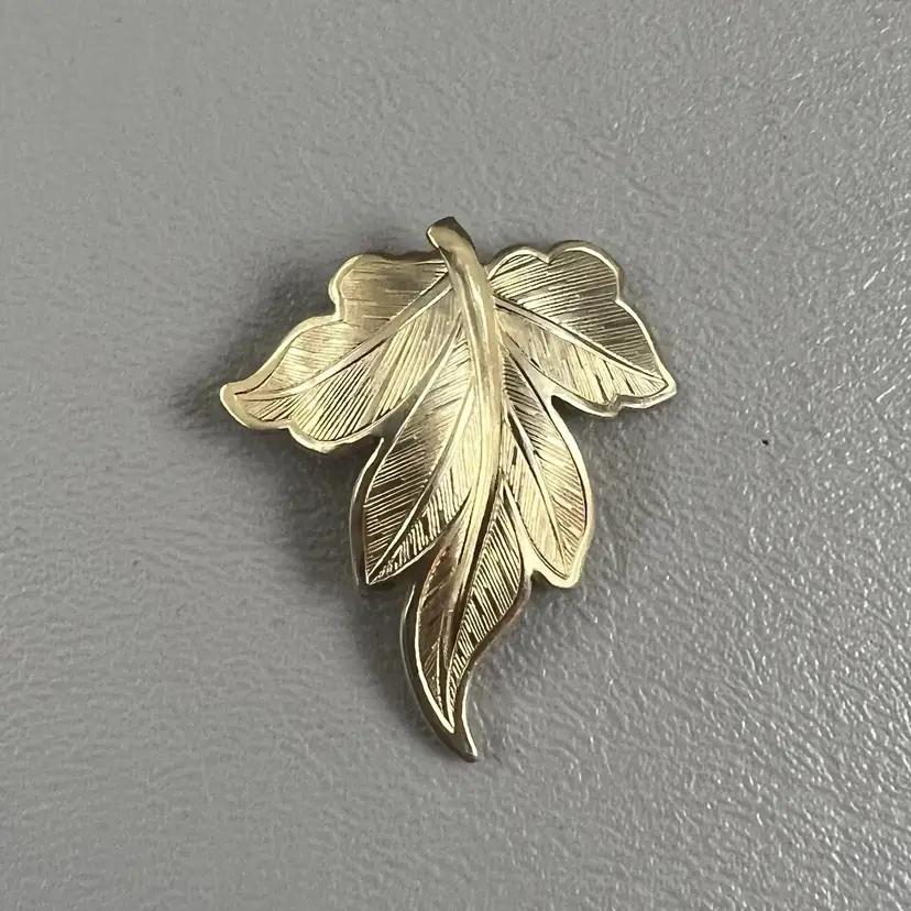 Vintage Textured Gold Tone Leaf Brooch Pin Fall Autumn 1.5"